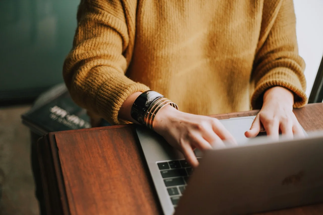 Travail préparatoire sur ordinateur pour l'étude d'un projet