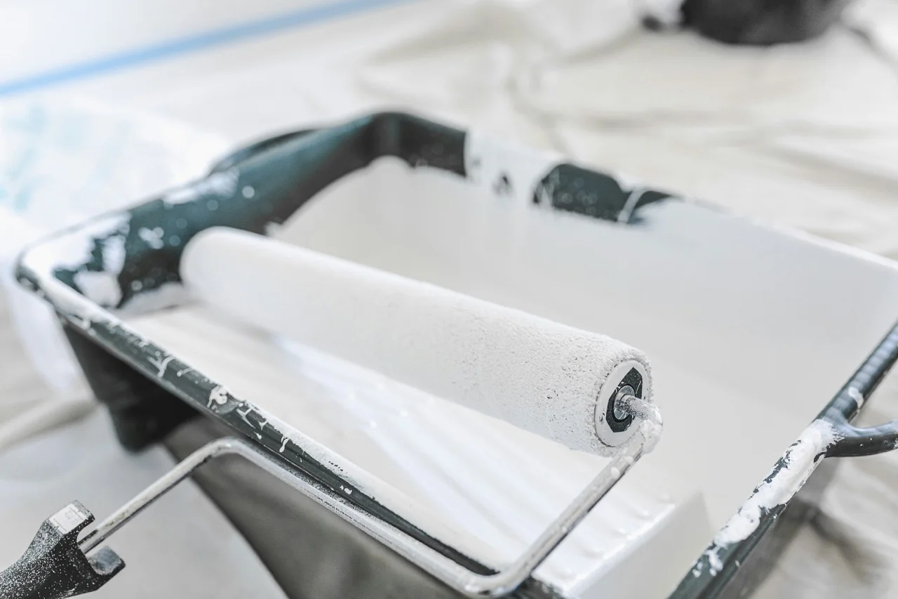 Rouleau de peinture utilisé pendant la réalisation des travaux