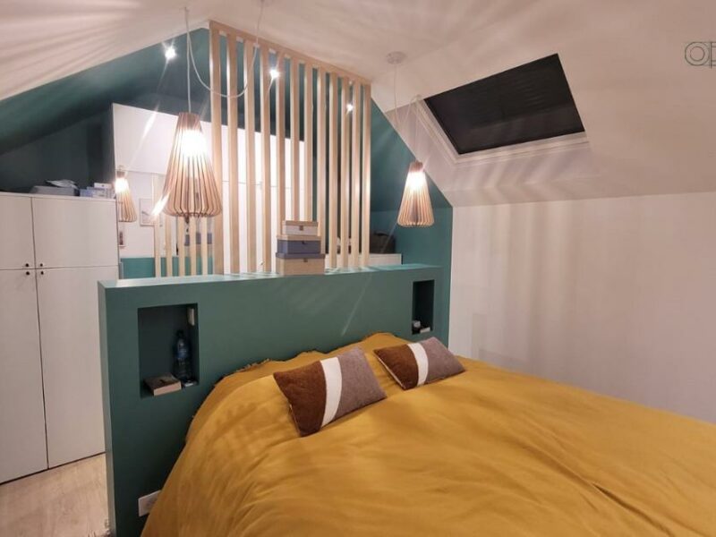 Suite parentale avec lit double avec linge de lit jaune foncé, tête de lit avec tables de chevets intégrées, et liteaux de bois pour cacher un le dressing à l'arrière. Architecture d'intérieur et maitrise d'œuvre réalisés par Oll Design.